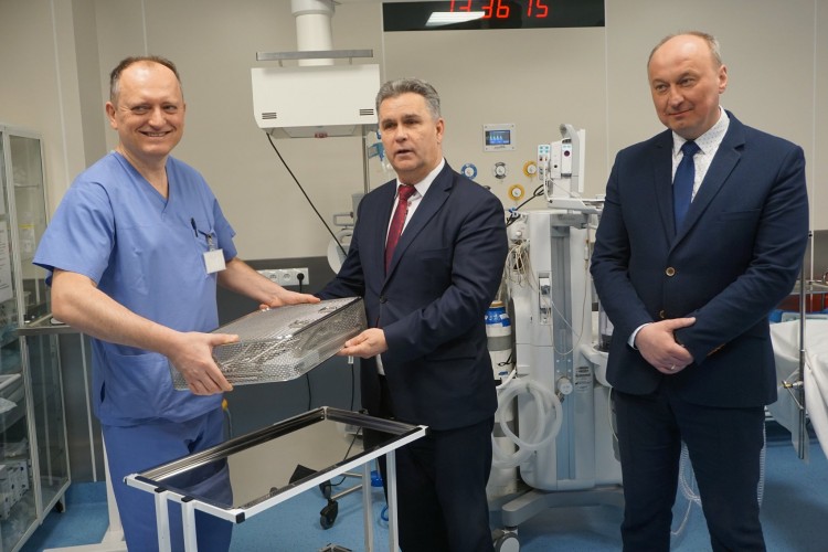 Gmina Krzeszowice przekazała sprzęt do zabiegów operacyjnych w chrzanowskiej lecznicy 