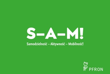 Plakat z zielonym tłem  i białym napisem: S-A-M
