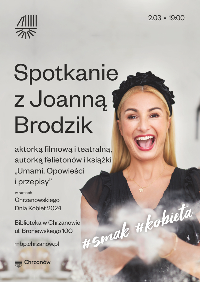 Kobieta w czerwonej sukni skacze na plaży 