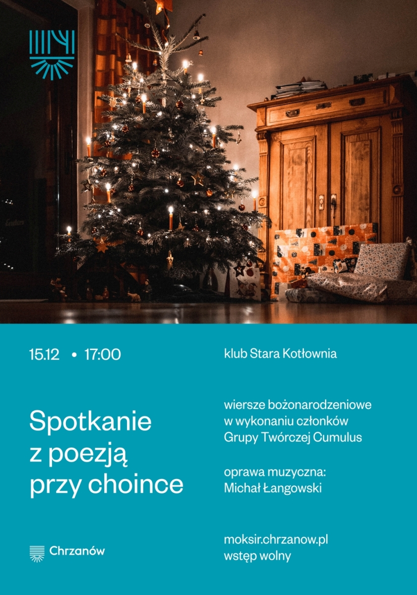 Rozświetlona choinka i stara drewniana szafka