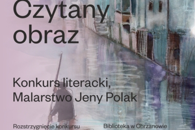 Mężczyzna płynie łódką, w oddali zabudowania 