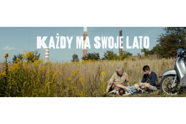W trawie leży dziewczyna, obok siedzi dwóch mężczyzn