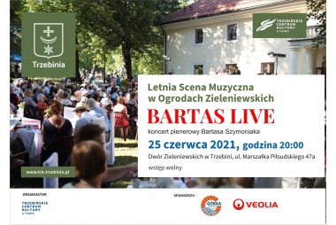 Publiczność przed Dworem Zieleniewskich 