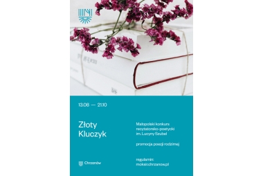 Biało-niebieskie tłoz fioletoeymi kwiatami i książkami