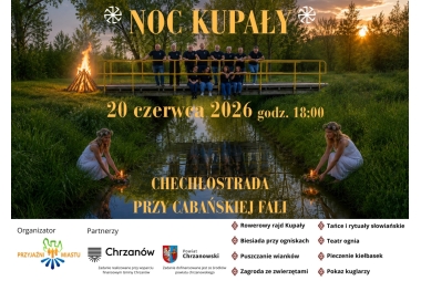 Grafika przedstawiająca kilkadziesiąt osób stojących na moście nad rzeką. Przy rzece dwie kobietu puszczają wianki do rzeki. Na grafice, w różnych miejsach pola tekstowe i logotypy. 