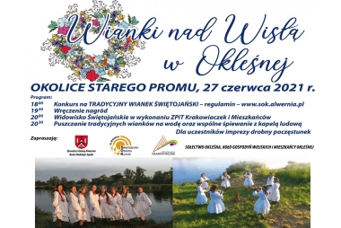 Młode dziewczyny ubrane w białe sukienki, z wiankami na głowie 