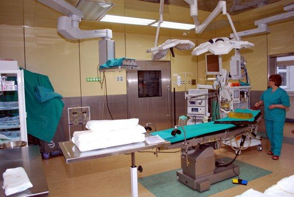 widok sdali operacyjnej z łóżkiem i aparatury medycznej