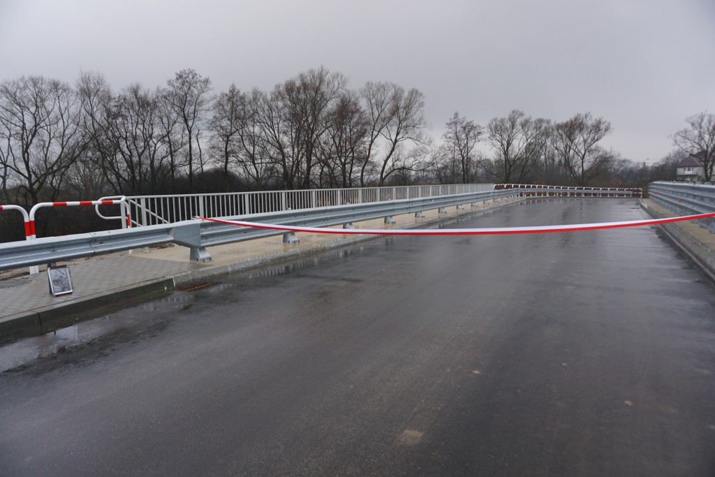 widok na nowy most w Mętkowie, biało czerwona wstęga