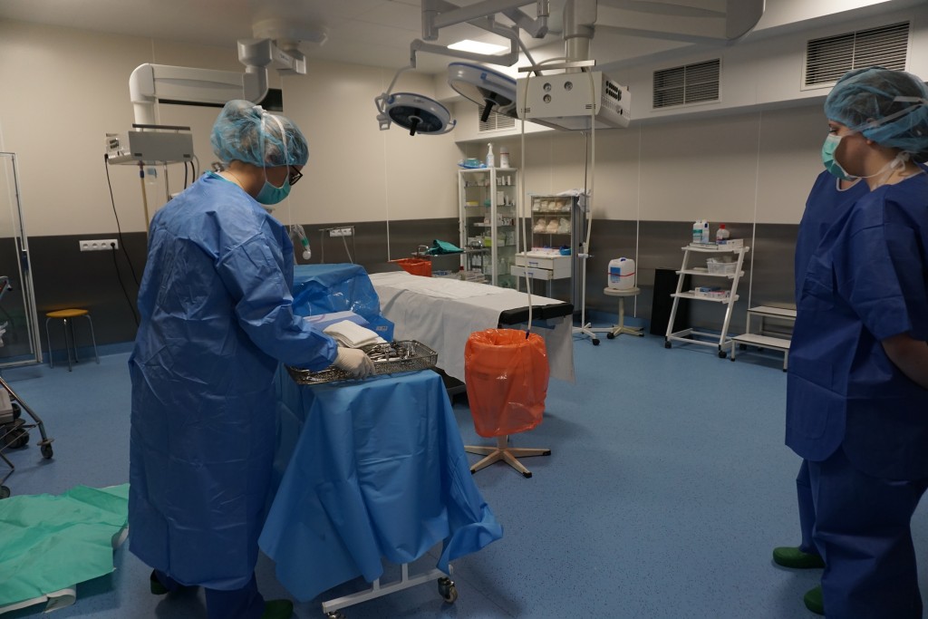 zdjęcie sali cięć cesarskich - presonel medyczny- łózko porodowe, sprzęt medyczny