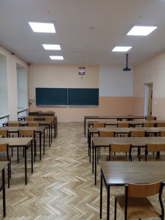 sala lekcyjna z tablicą oraz ławkami dla uczniów - pokazany nowy parkiet na podłodze