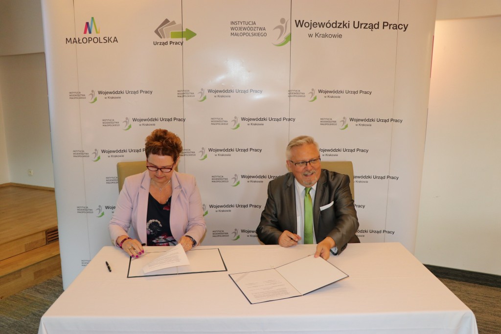 Porozumienie o zawiązaniu partnerstwa w związku z realizacją projektu "Wróć z POWERem!" podpisali: Barbara Babijczuk, dyrektor PUP w Chrzanowie oraz Jan Gąsienica-Walczak, dyrektor WUP w Krakowie.
