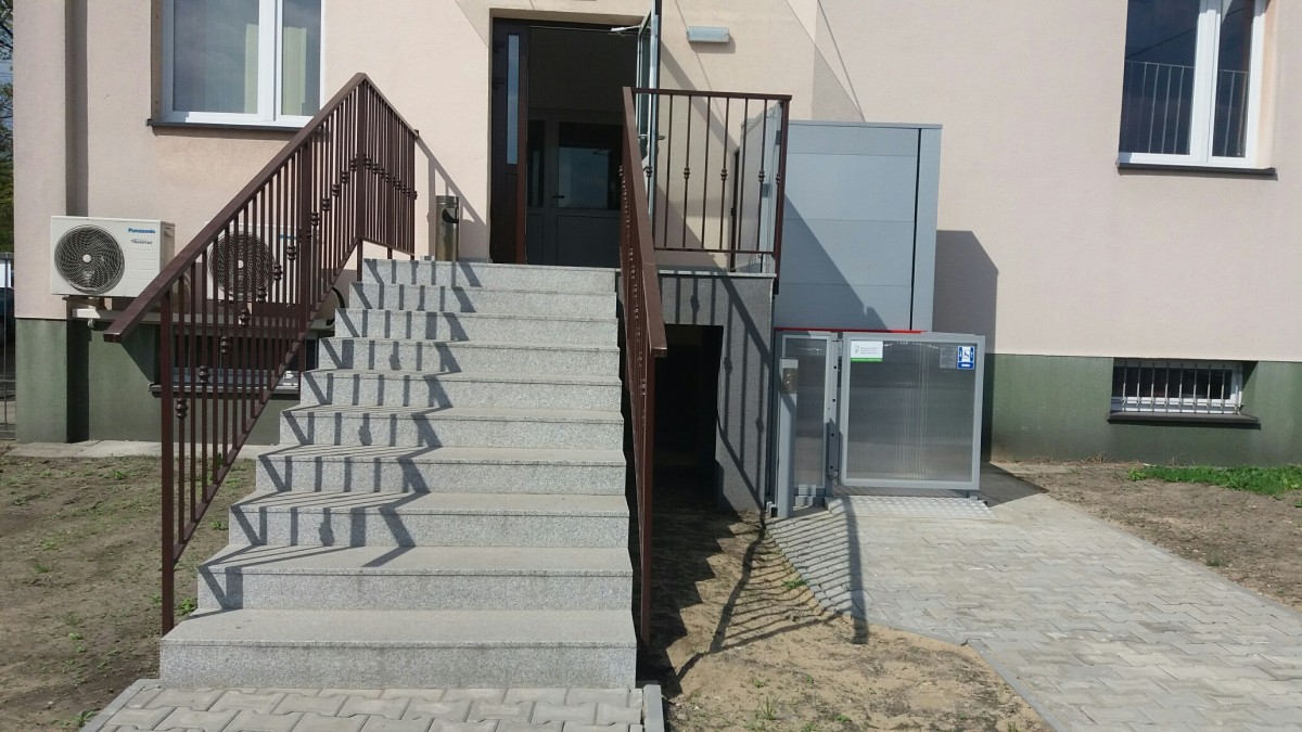 zdjęcie platformy przyschodowej dla osób niepełnosprawnych, schodów, wejścia do budnyku