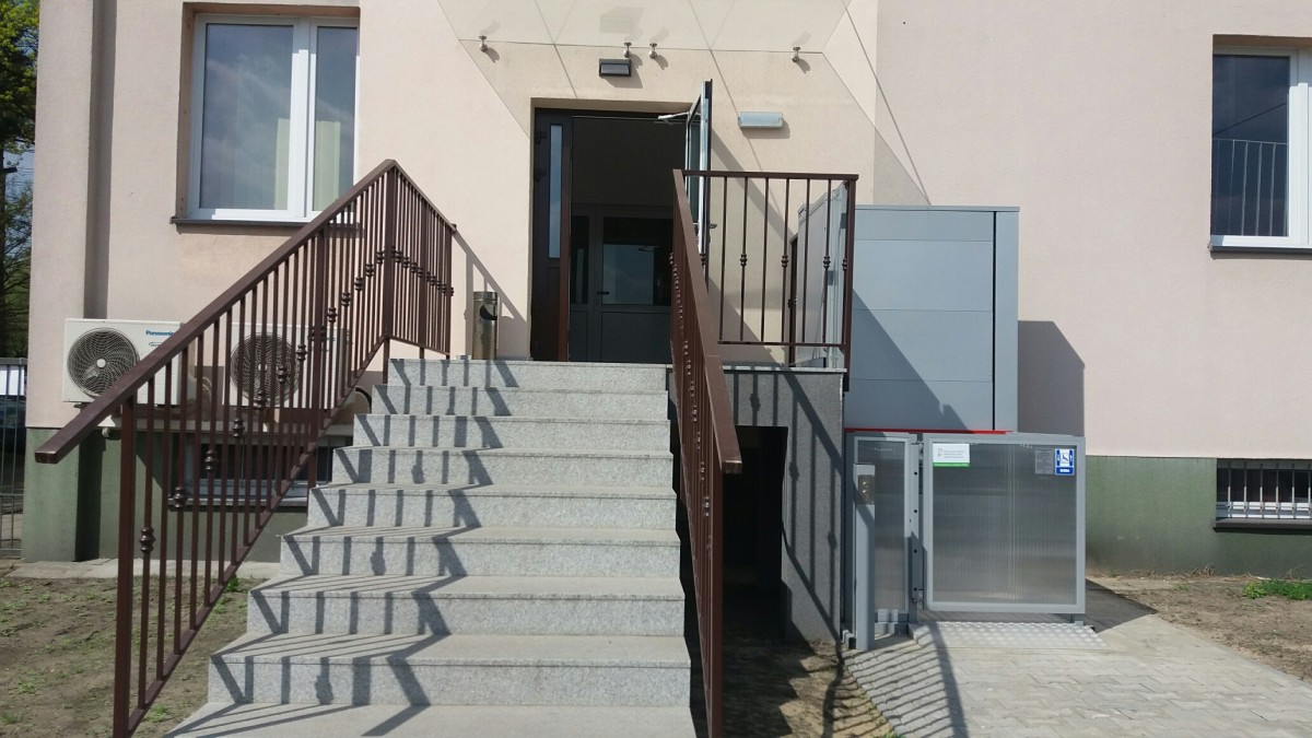 zdjęcie schodów, wejścia do budnyku oraz platformy przyschodowej dla osób niepełnosprawnych,