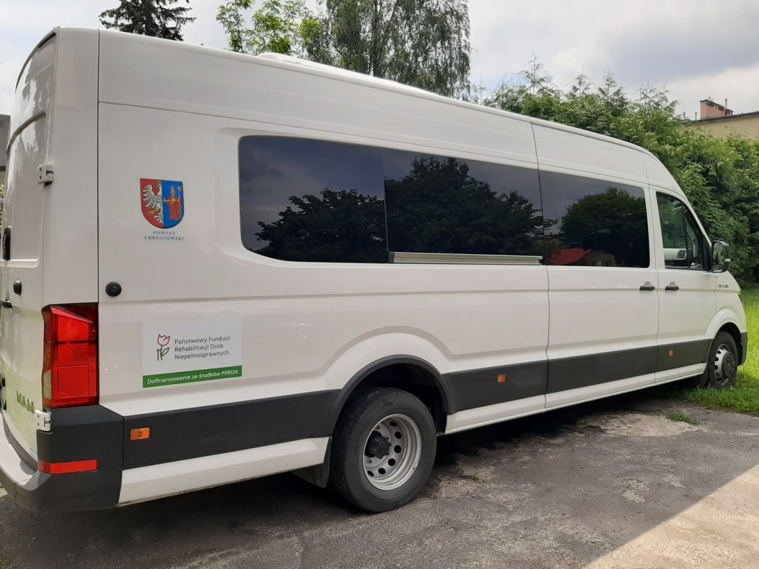 zdjecie autobusu 17 osobowego w kolorze białym