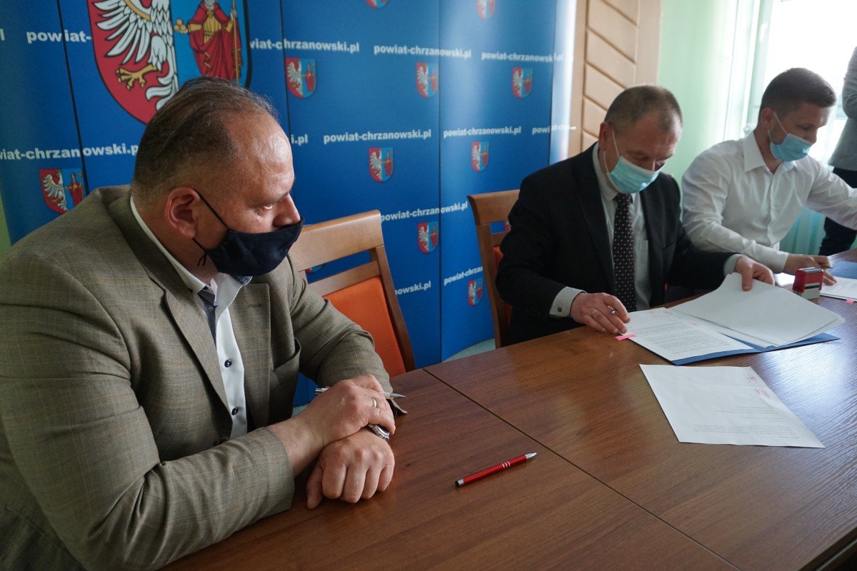 Od lewej członek zarządu powiatu Przemysław Rejdych 
