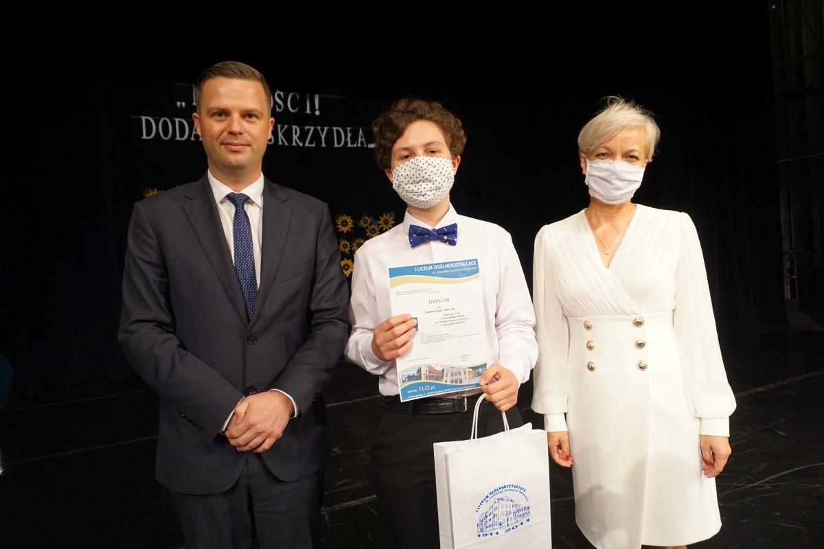 Uczennica z wicestarostą i dyrektorem I LO w Chrzanowie 