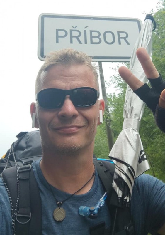 Mężczyzna przy tabliczce z nazwą miejscowości Pribor 