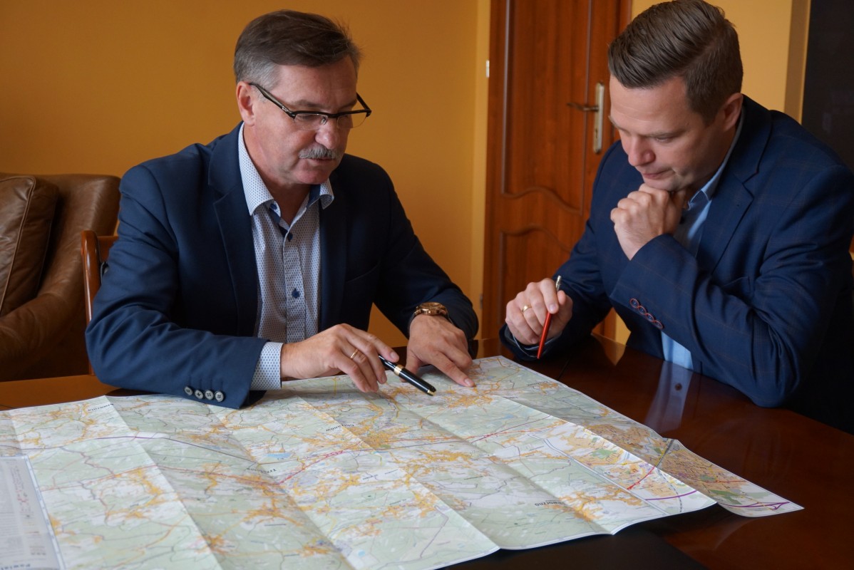 Burmistrz Libiąża i Wicestarosta pochyleni nad mapą 