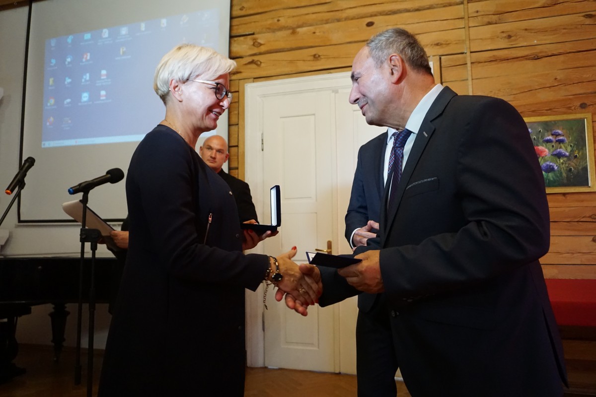 Przewodniczący Rady Powiatu Chrzanowskiego wręcza nagrodę Bożenie Biercy 