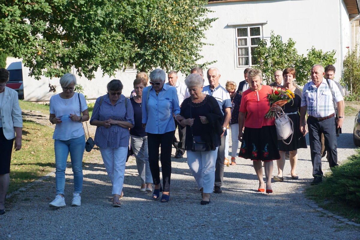 Goście zaproszeni na terenie muzeum w Wygiełzowie 