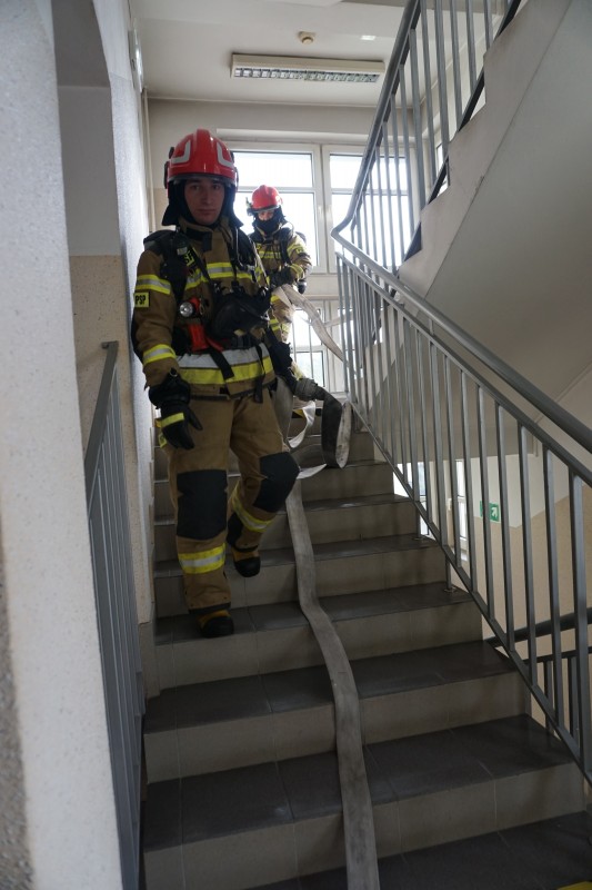 Strażak na schodach w starostwie 