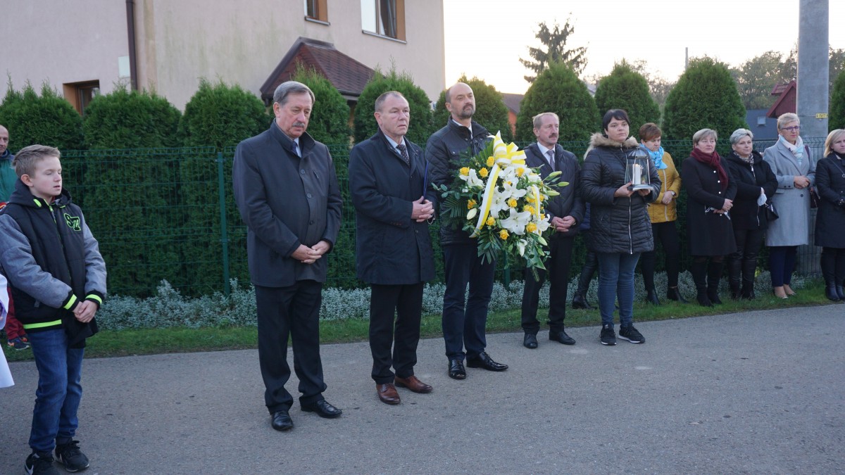 Mężczyźni w garniturach stoją obok siebie 