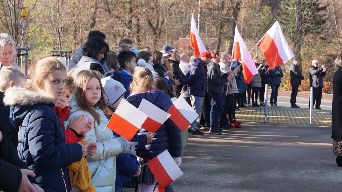 Dzieci z flagami biało-czerwonymi 