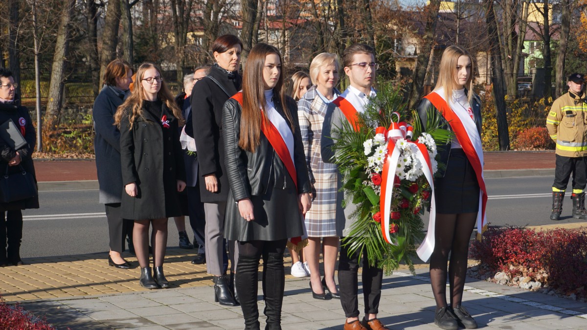 Młodzież z wiązanką kwiatów 