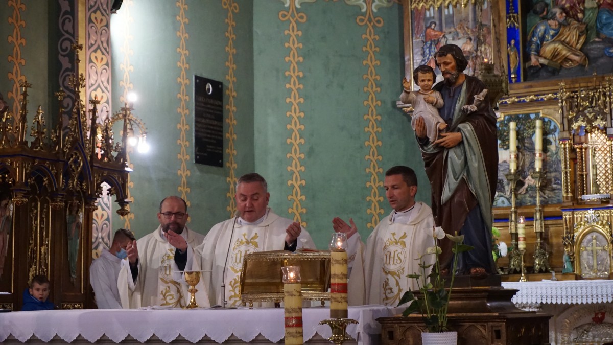 Msza w kościele. Nad ołtarzem trzech księży