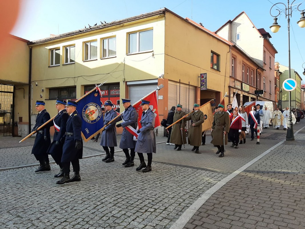 Przemarsz służb mundurowych ze sztandarmi 