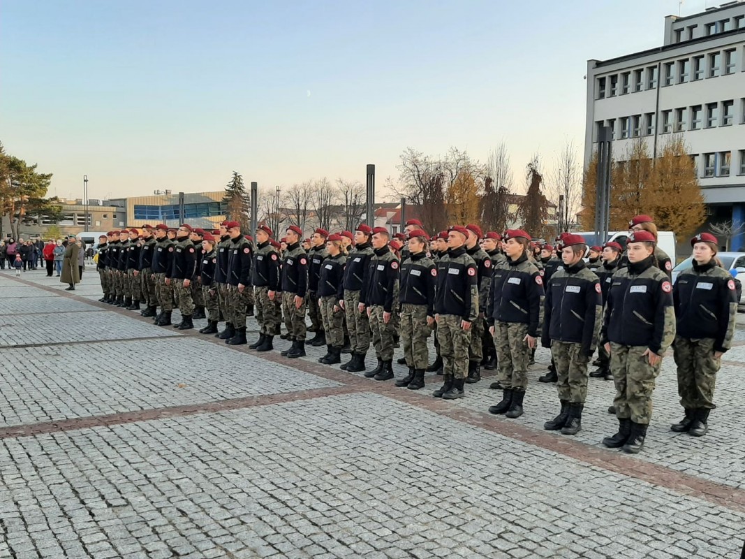 Młodzież z klas mundurowych stoi na baczność 