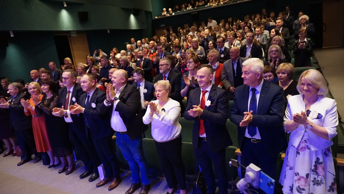 Publiczność klaszcze na stojąco 