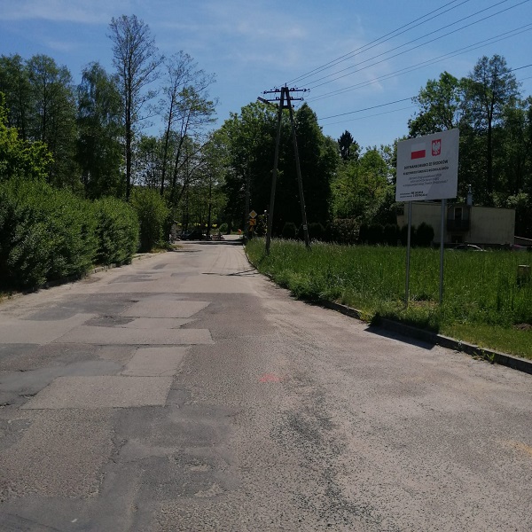 widok na ul. Waruńskiego szary asfalt po bokach drzewa 