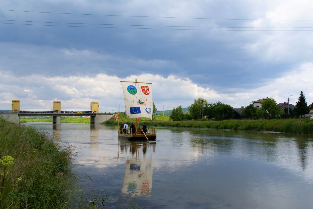 Rejsy galerem po Wiśle NA 1 PLANIE WISLA, NA BRZEGACH ZIELONA ROSLINNOSC DRZEWA KRZEWY, NA RZECE PŁWAJACY GALER