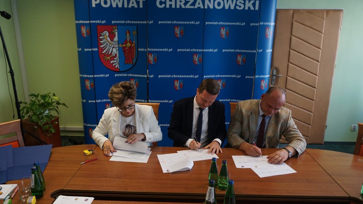 przedstawiciele powiatu wicestraosta, skarbnik, cżł. zarządu  podpisują umowę 