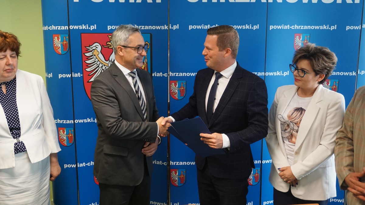 przedstawiciele powiatu wicestraosta, skarbnik, cżł. zarządu i gminy wiceburmistrz skarbnik i dyr. OPS  wspólne zdjecie przekazanie umowy