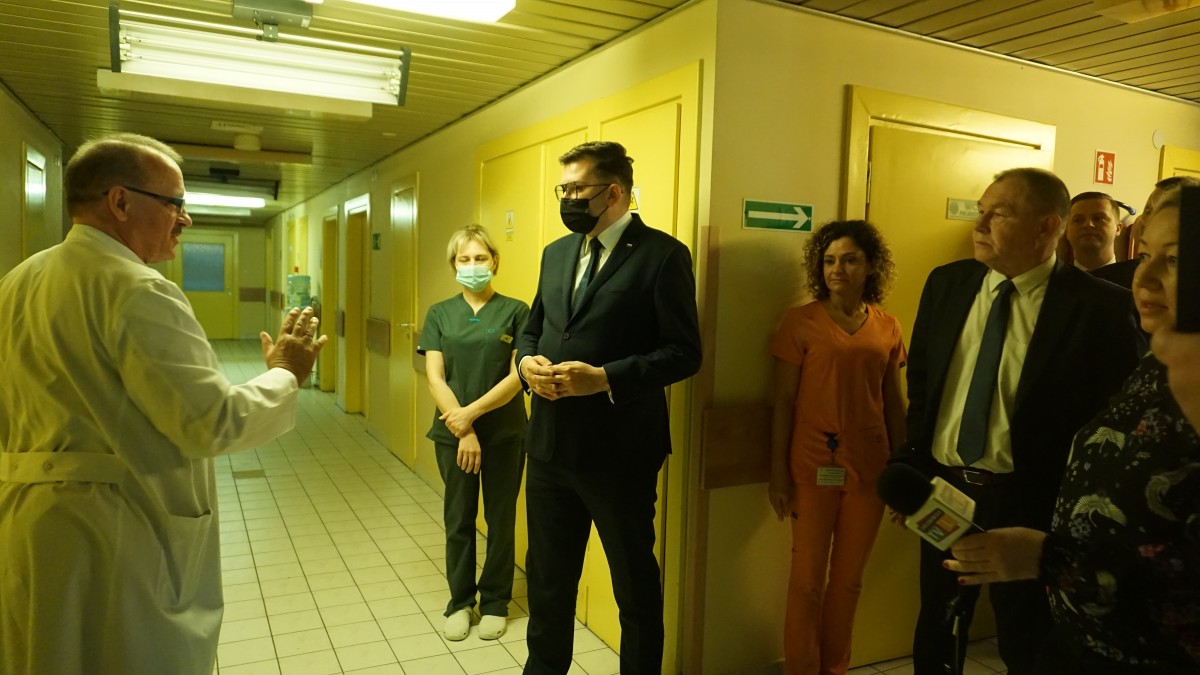 Lekarz i grupa osób w korytarzu szpitalnym 