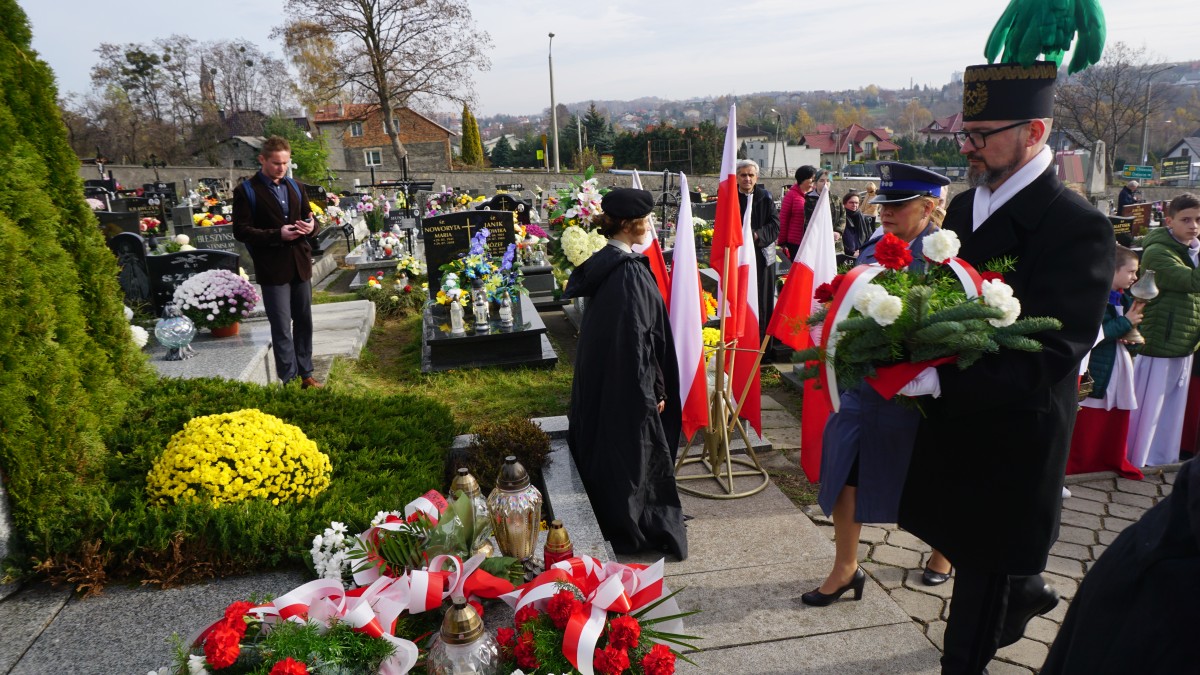 Górnik składa kwiaty pod pomnikiem 