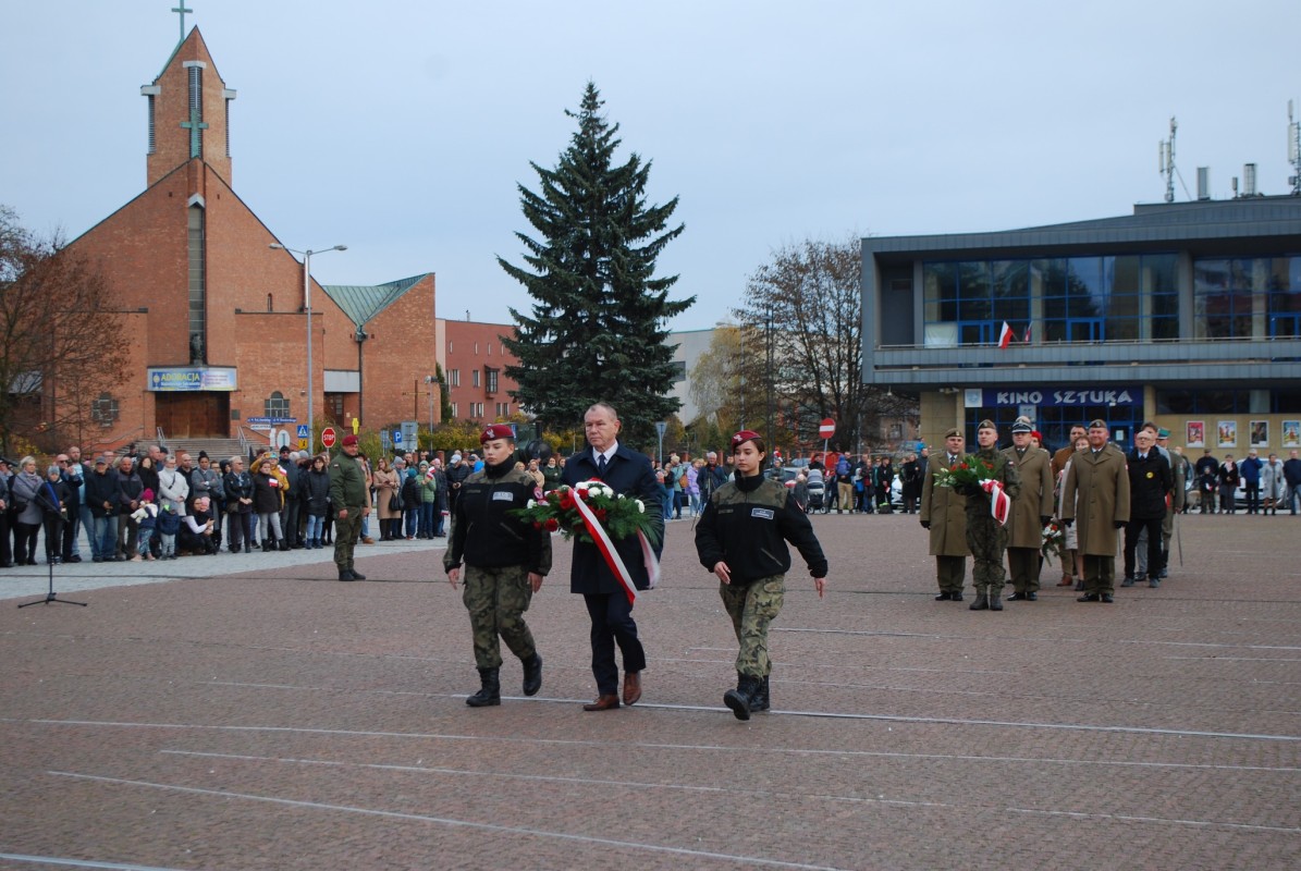 Starosta Andrzej Uryga z wiązanką kwiatów 