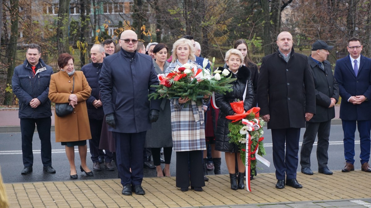 Delegacja z wiązanką kwiatów 