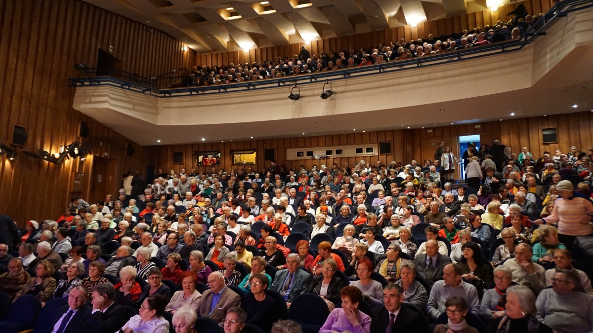 Pełna sala teatralna 