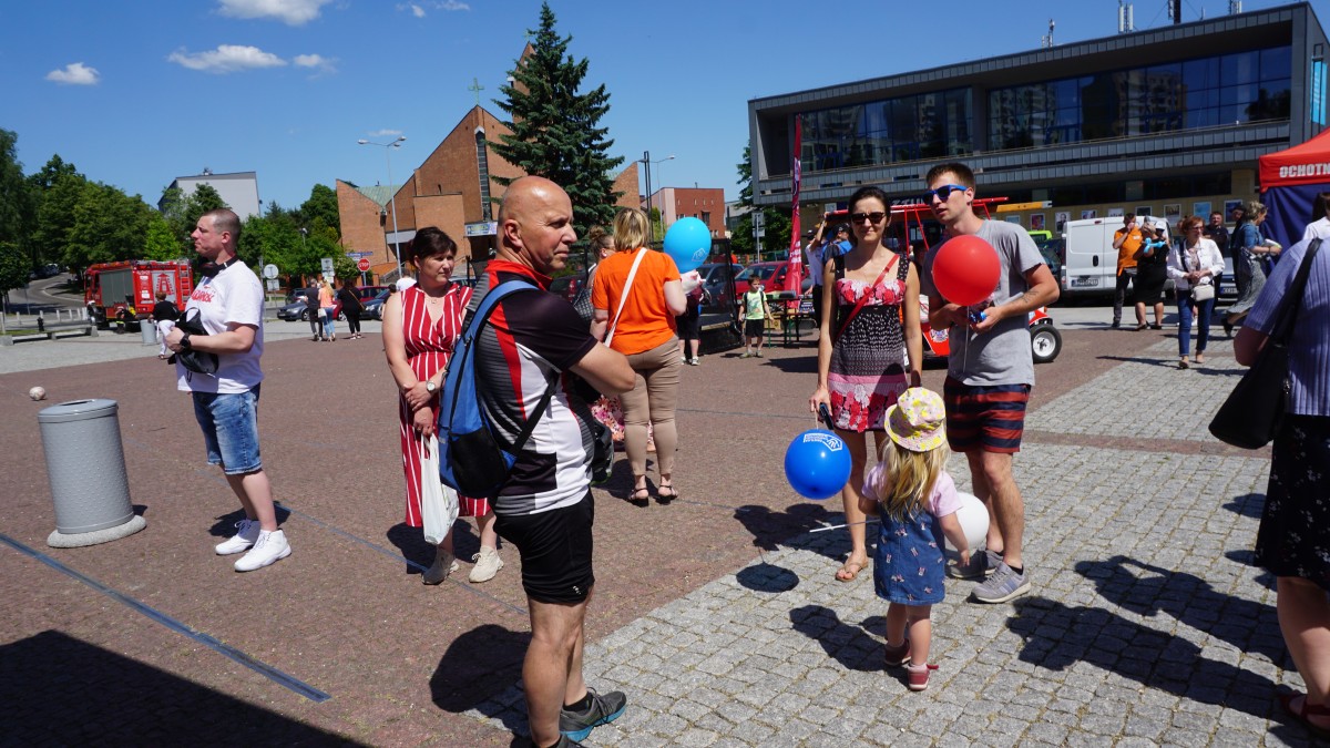 Mieszkańcy na Placu Tysiąclecia w Chrzanowie z balonami