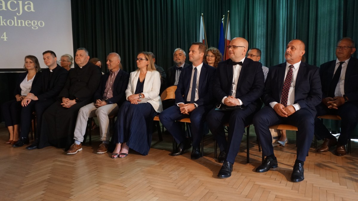 Kobiety i mężczyźni ubrani w eleganckie stroje siedzą obok siebie 
