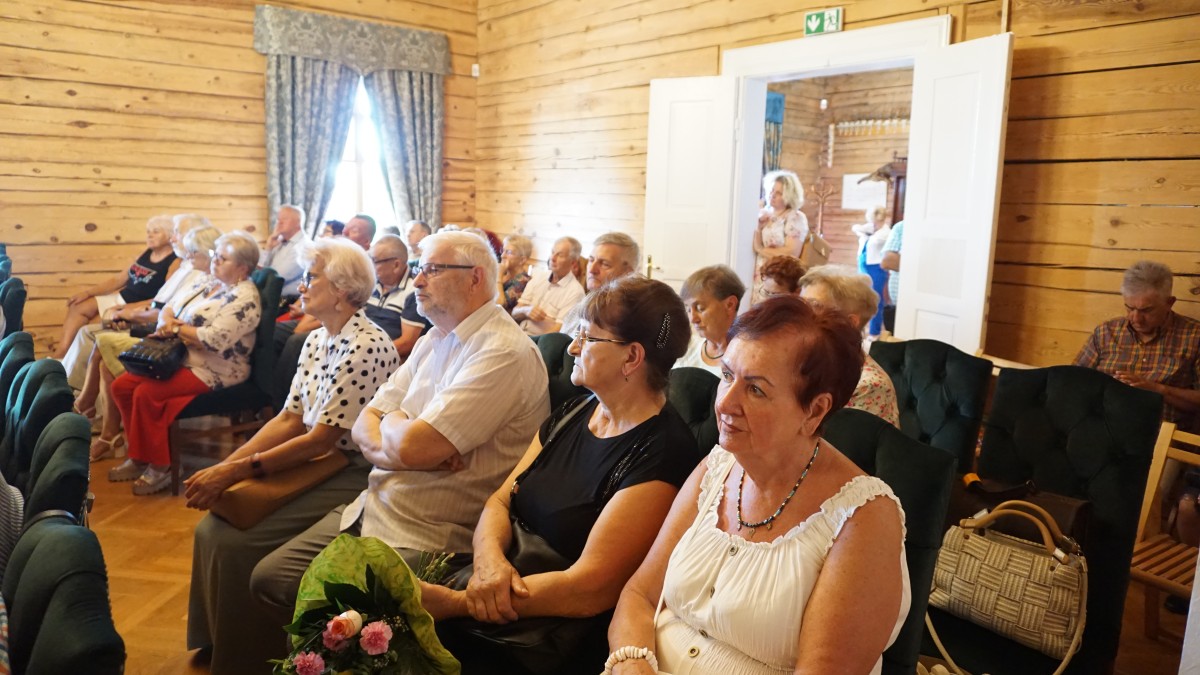 Starsi ludzie siedzą obok siebie