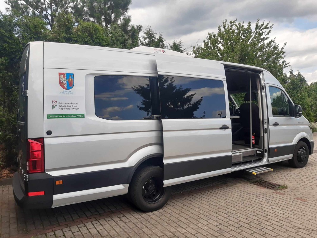 Autobus Dzienny Dom Senior+ bok pojazdu z widocznym oznakowaniem dofinansowanie z PFRON herb powiatu chrzanowskieg .jpg