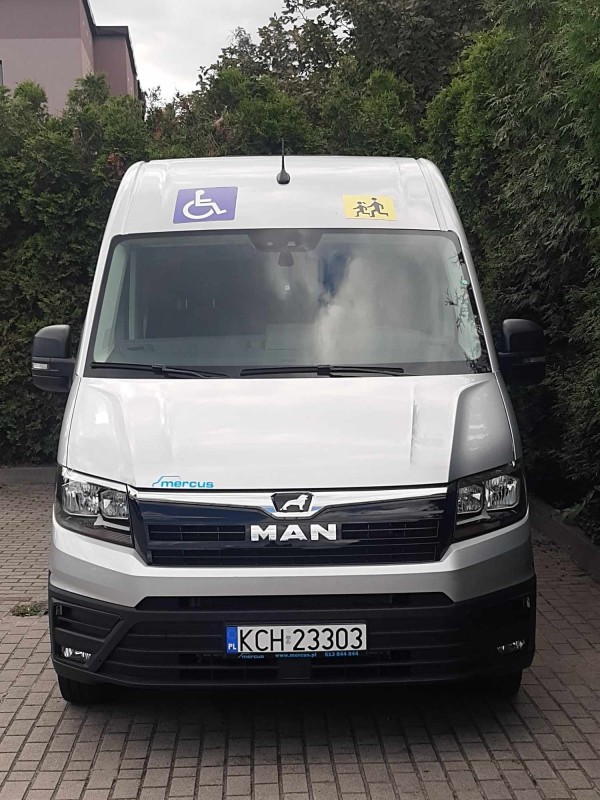 Autobus Dzienny Dom Senior+ oznakowanie przednie pojazd dla osób z niepełnosprawnościami oraz symbolem pojazd przewożący dzieci .jpg