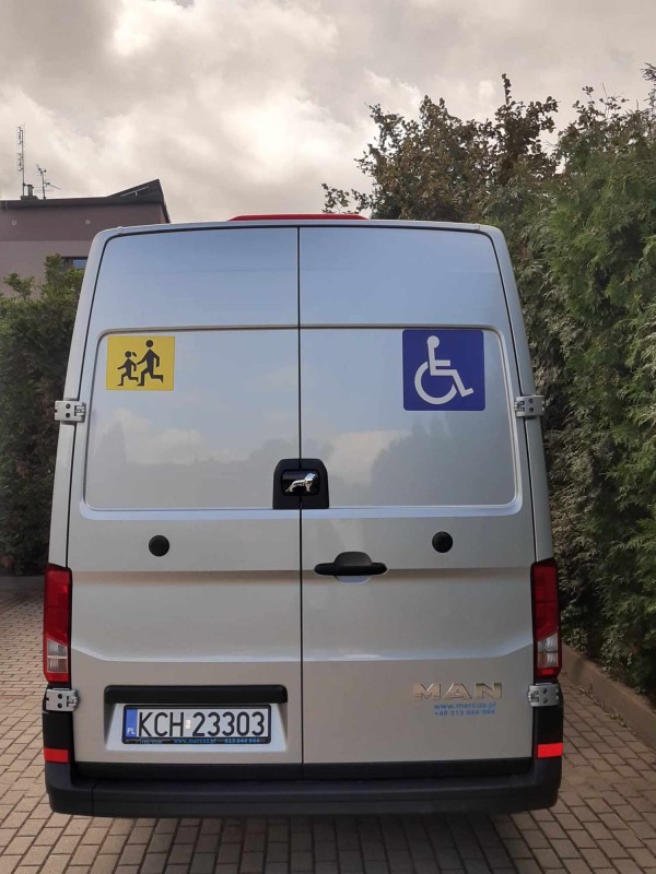 Autobus Dzienny Dom Senior+ oznakowanie tył pojazdu dla osób z niepełnosprawnościami oraz symbolem pojazd przewożący dzieci .jpg.jpg