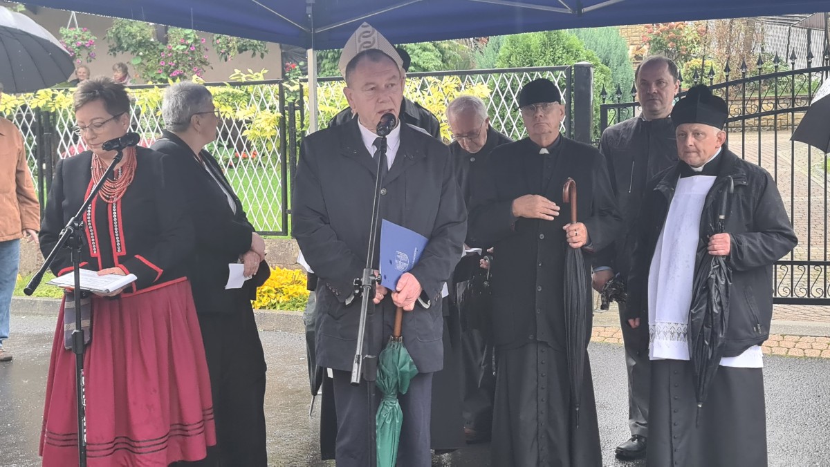 Przemawia Starosta Andrzej Uryga. Obok księża
