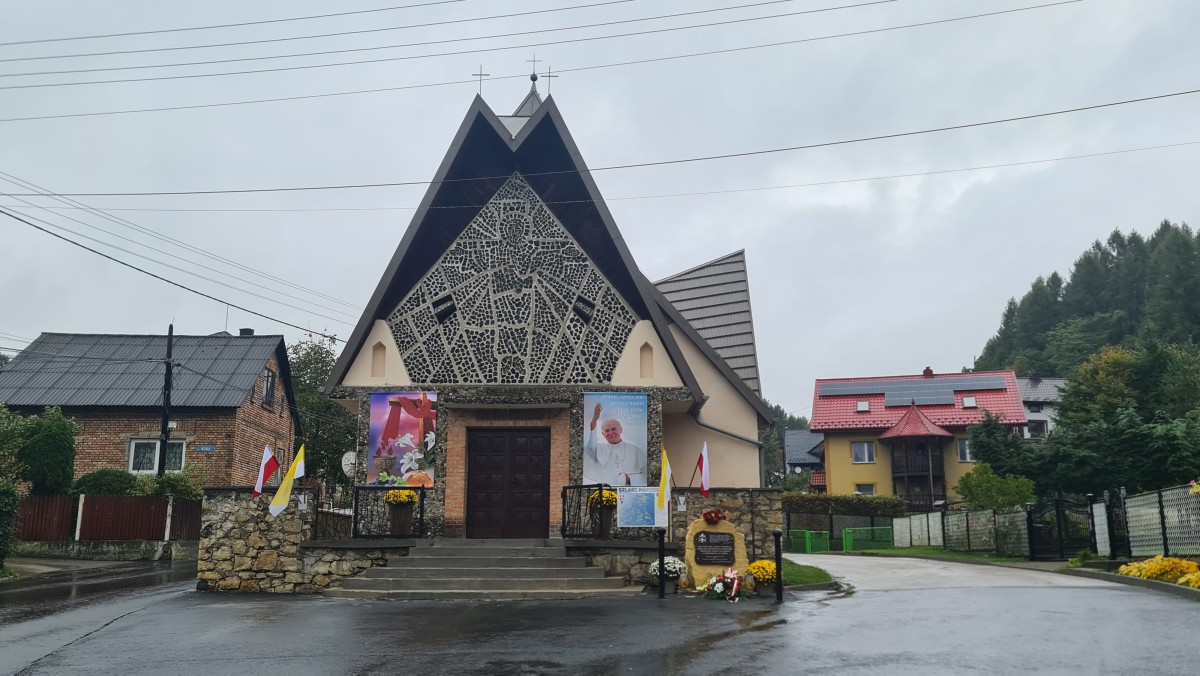 Kaplica i symboliczny kamień w Psarach