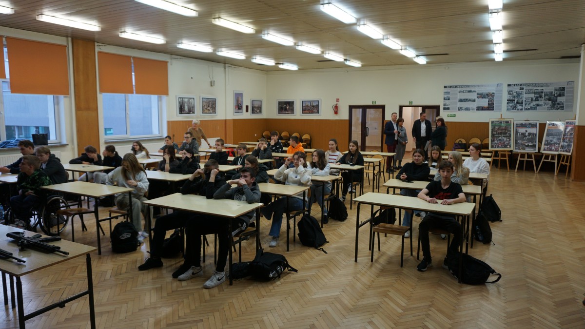 Sala ze stolikami szkolnymi 